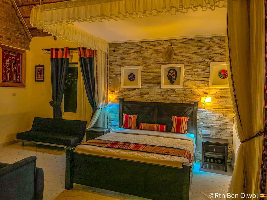 A cozy bedroom at Arra fishing lodge