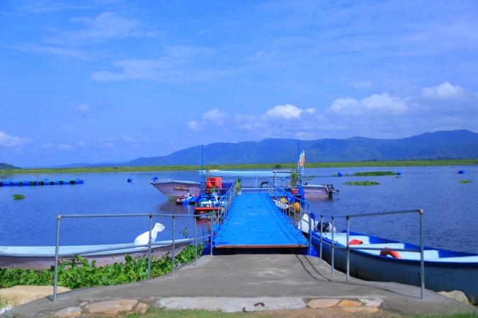 The beautiful floating dock at Arra fishing lodge